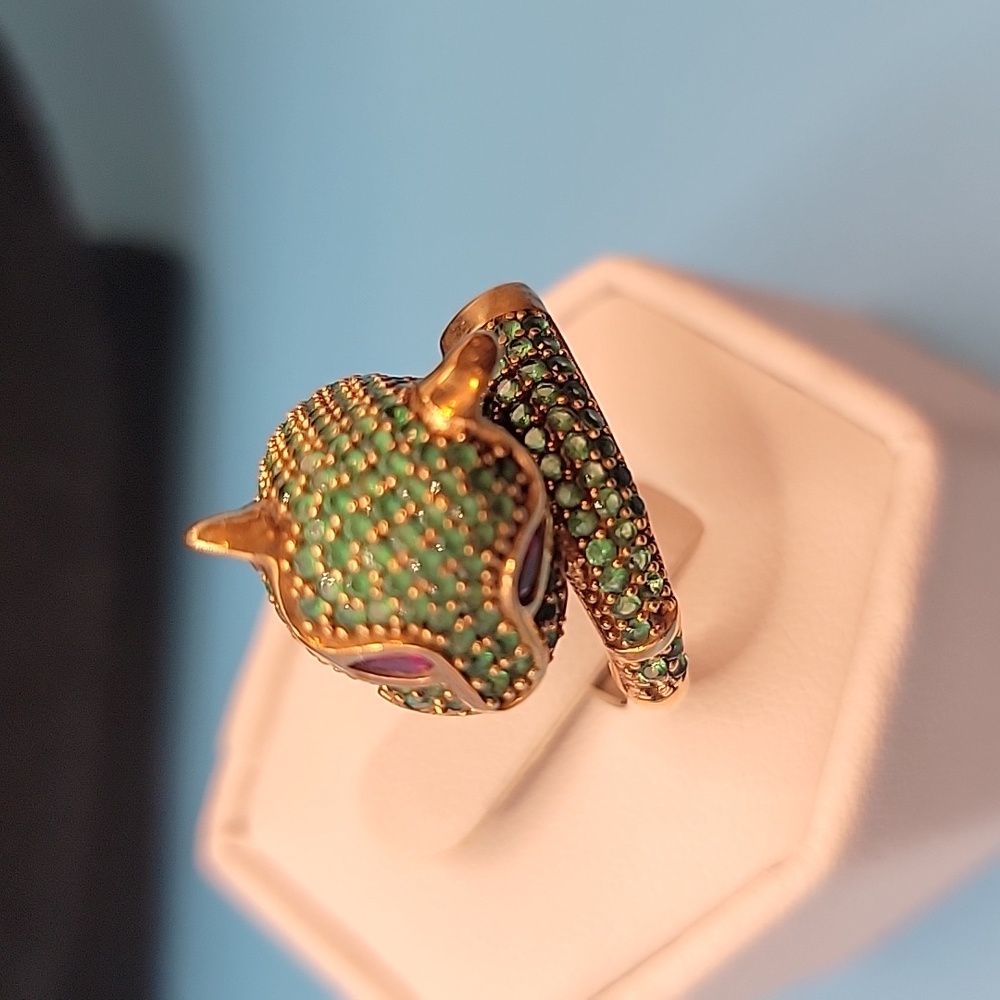 Elegant Green and Gold Panther Ring